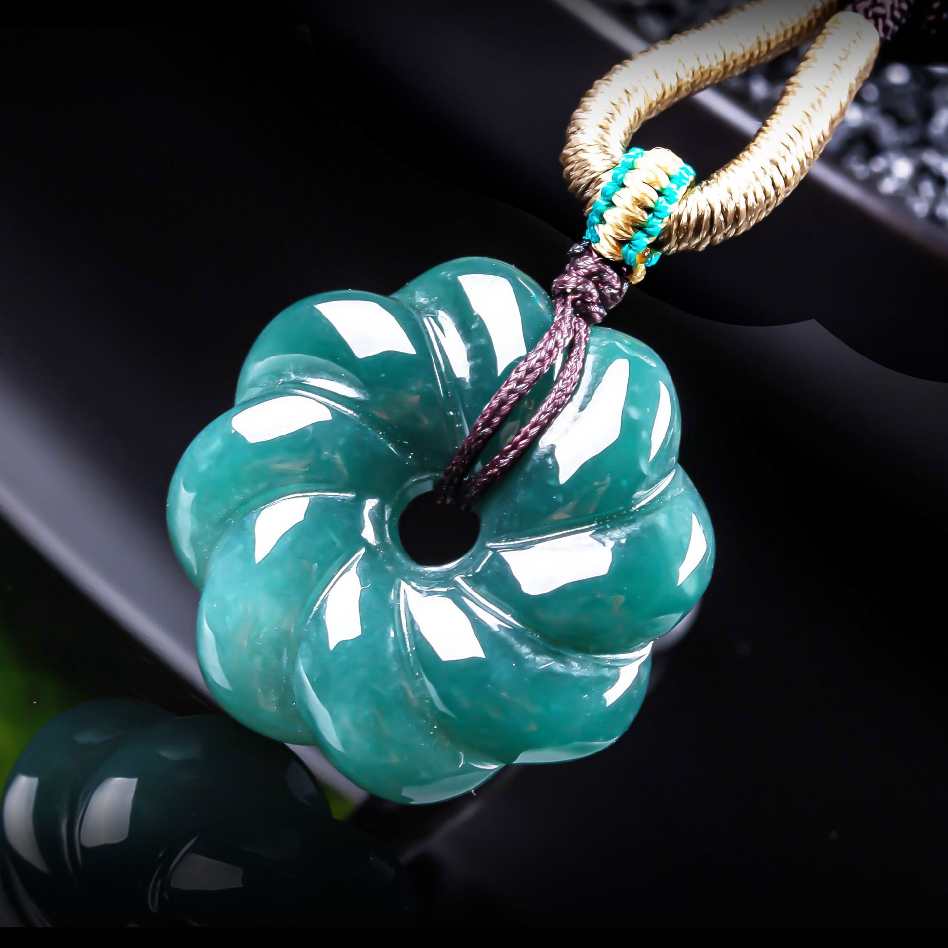 Jewelry & Watches Sp Zo O - قلادة زهرة من اليشم البورمي الطبيعي،